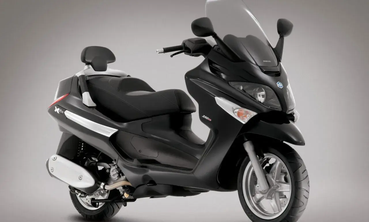 Czarny skuter Piaggio X9 Evolution 250cc z wygodnym siedzeniem i oparciem.