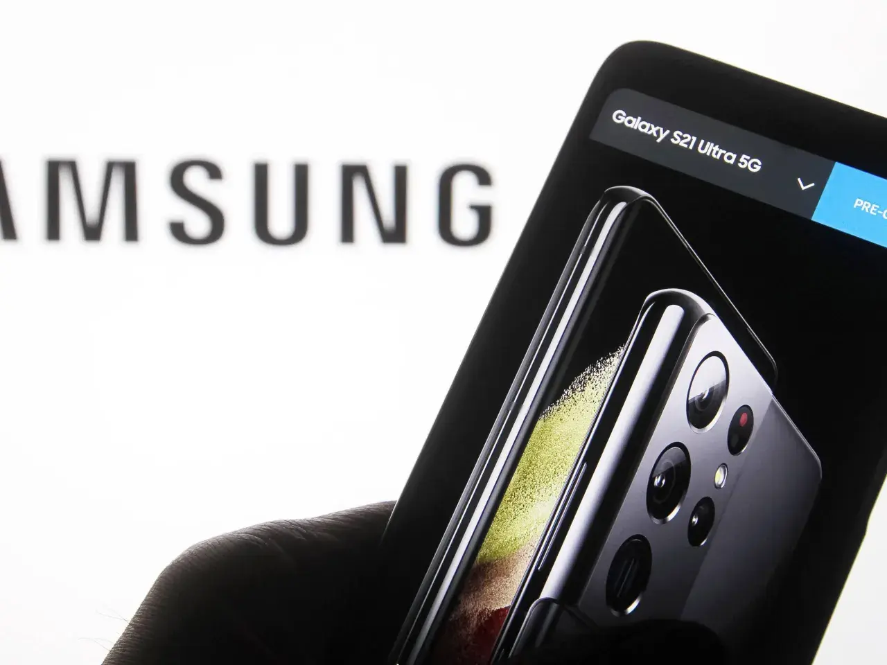 Samsung Galaxy S21 Ultra 5G mit Fokus auf die Kamera. Überlegung, 5G ausschalten Samsung für Akkulaufzeit.