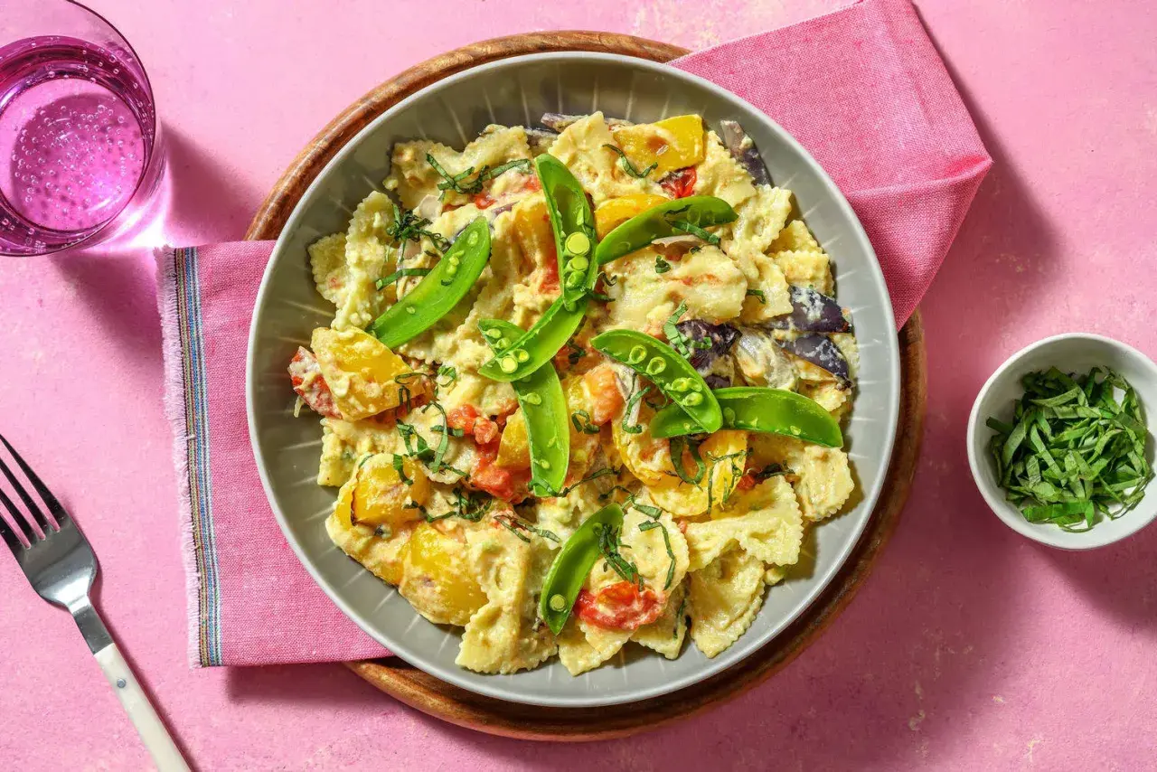 En krämig grekisk pastasallad med farfalle, sockerärtor och soltorkade tomater. Perfekt för en lätt lunch eller middag.