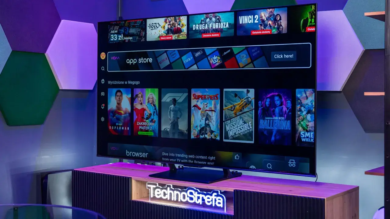 Telewizor z systemem VIDAA, na którym widać aplikacje streamingowe i filmy. To pokazuje, hisense co to za firma oferuje nowoczesne rozwiązania.