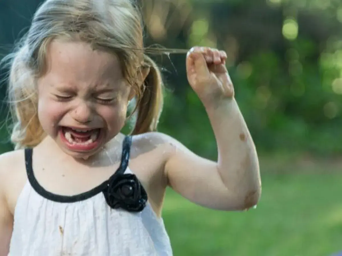 Niña rubia llorando desconsoladamente, con la boca abierta y los ojos cerrados. Parece que está pasando por los terribles 4 años.