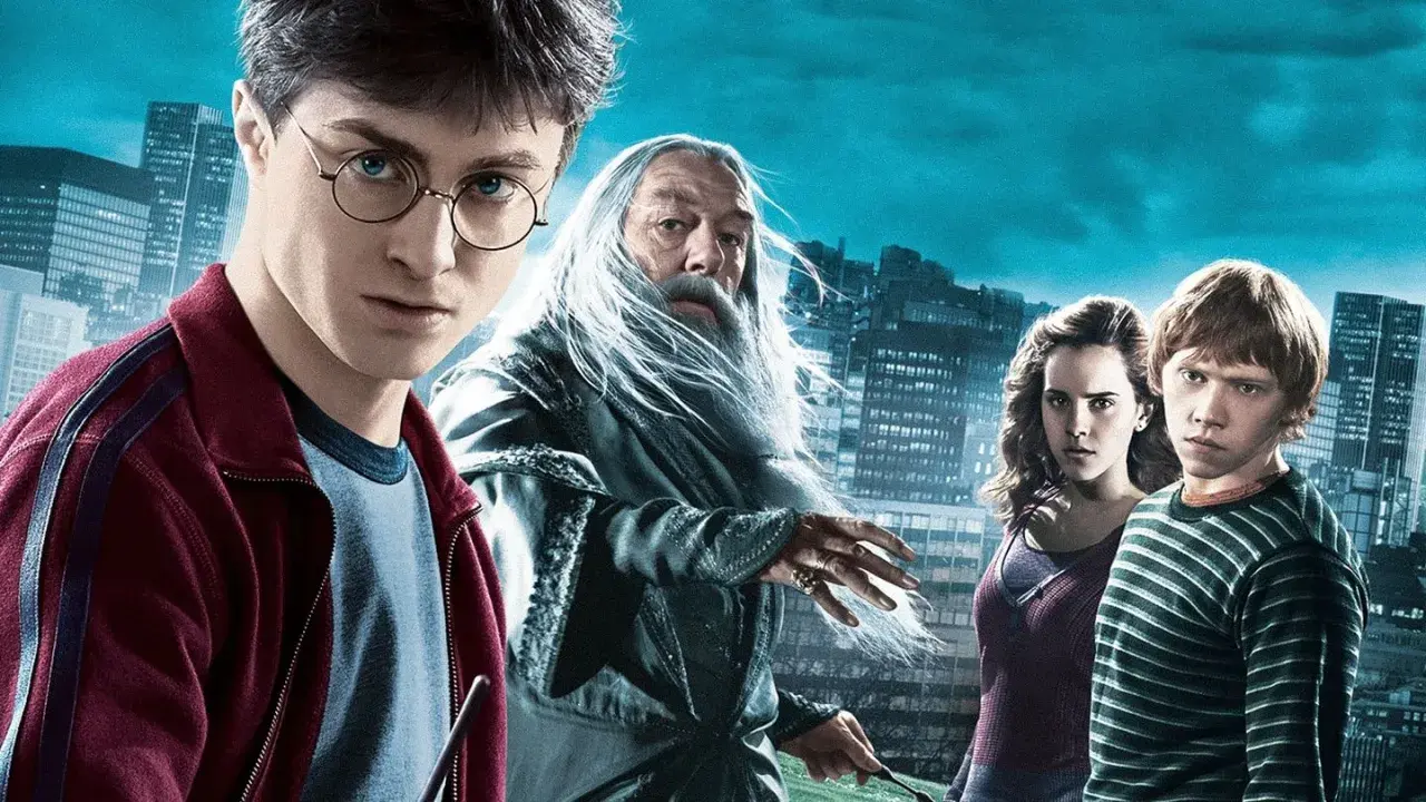 Harry Potter i Książę Półkrwi: obsada - Harry, Dumbledore, Hermiona i Ron w mrocznym mieście.