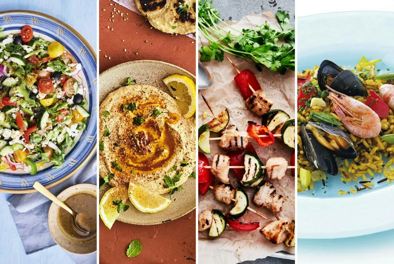 En härlig collage med medelhavskost recept: fräsch sallad, krämig hummus, grillspett med kyckling och grönsaker samt en paella med skaldjur.