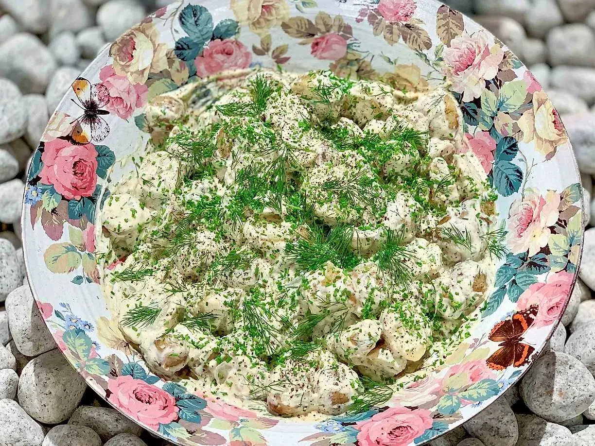 Krämig potatissallad med dill och gräslök, perfekt för sommarens grillkvällar. Ett enkelt potatissallad recept som alla älskar.