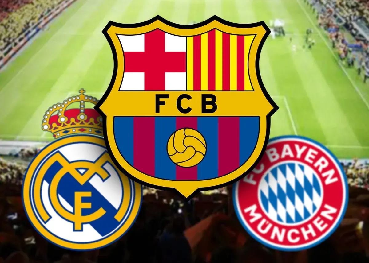 Loga FC Barcelony, Realu Madryt i Bayernu Monachium na tle stadionu. Te kluby to jedne z najbardziej wartościowych klubów piłkarskich na świecie.