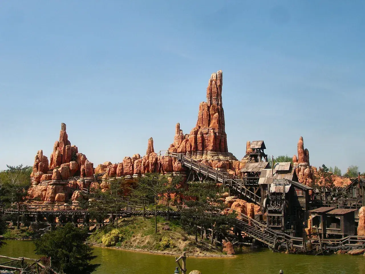 Wielka Góra w Disneylandzie, idealne miejsce na przygodę. Zastanawiasz się, ile kosztuje bilet do Disneylandu, by tu dotrzeć?