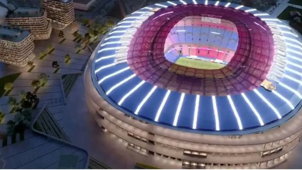 Nowe Camp Nou w nocnej odsłonie, z nowoczesną, oświetloną fasadą i dachem. Widać fragmenty otoczenia z budynkami i zielenią.