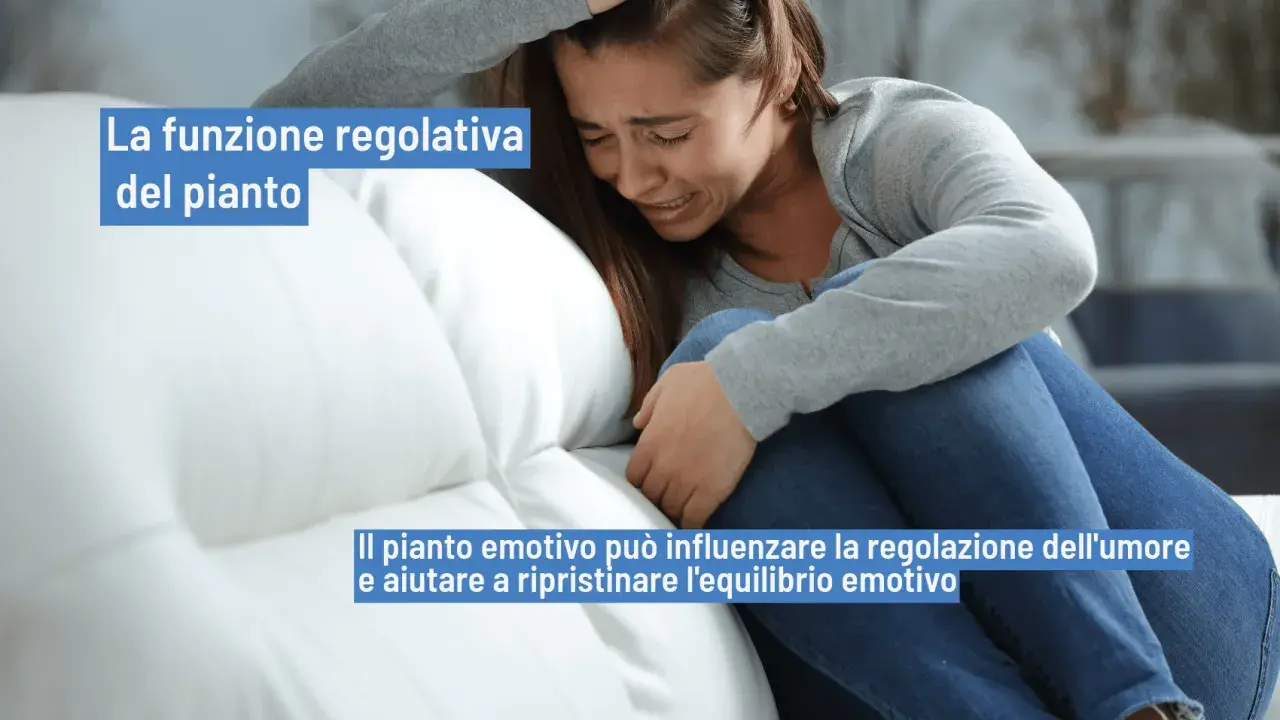 Una giovane donna piange disperata, ma il pianto emotivo può aiutare a regolare l'umore e a ritrovare l'equilibrio, anche quando sembra che perchè piango sempre.