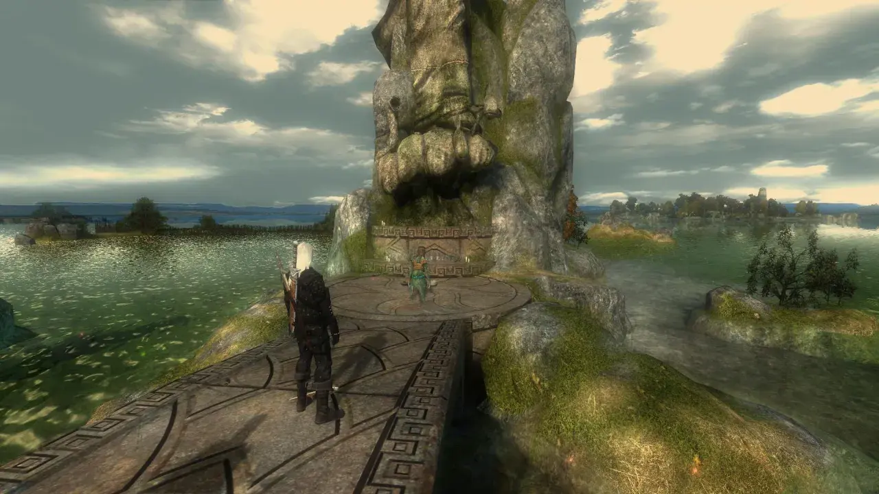 Geralt na platformie przed kamienną rzeźbą, w tle jezioro i miasto. Wygląda jak z ulepszeń do Wiedźmin 1.