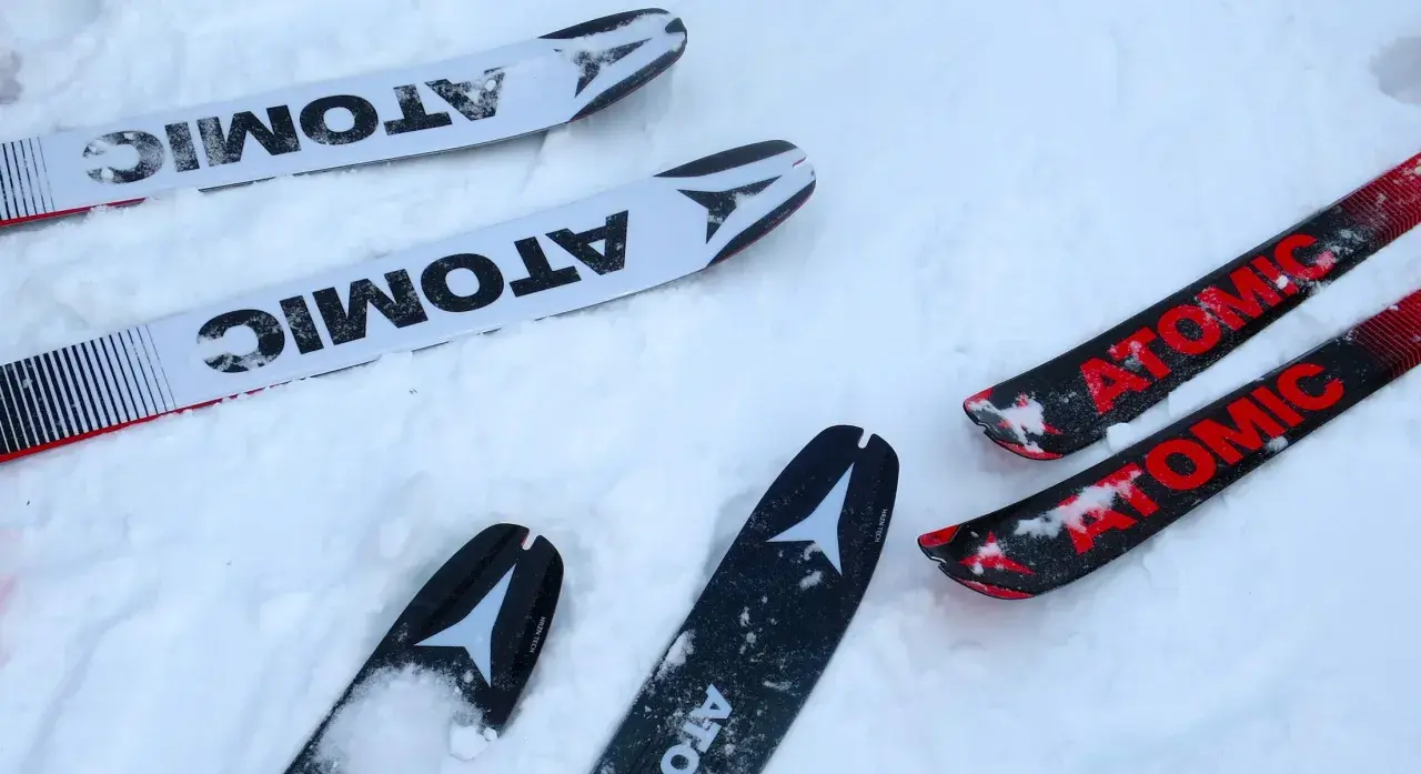 Atomic Backland 85 Test: Zwei Paar Atomic-Ski liegen im Schnee, bereit für den Einsatz.