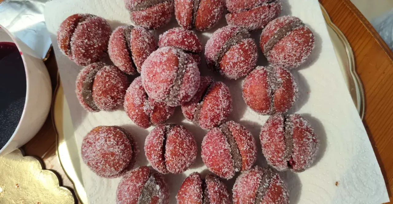 Dolci pesche di prato, ricoperte di zucchero scintillante, pronte per essere gustate.