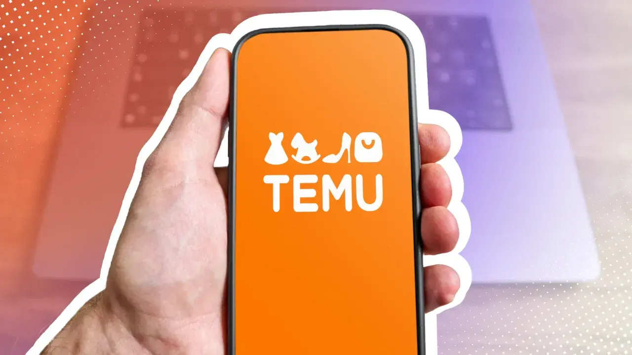 Hand hält Smartphone mit Temu-App. Die App zeigt Modeartikel und den Schriftzug "TEMU". Möglicherweise geht es um den Temu Zoll.