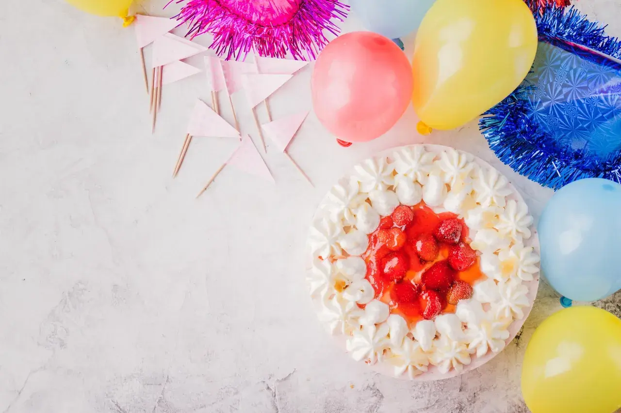 Torta fragole e panna, palloncini colorati e festoni: tutto pronto per un invito compleanno indimenticabile!