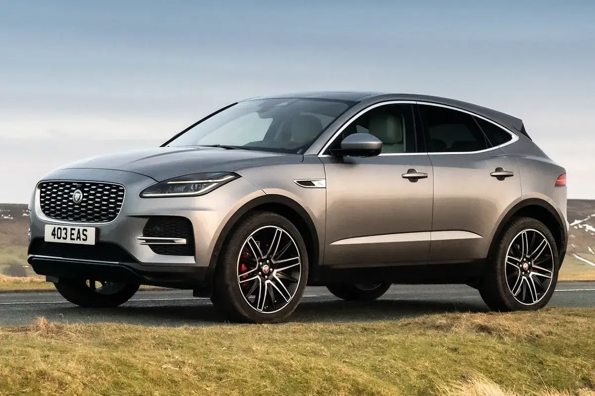 Un Jaguar E-Pace plateado, listo para la aventura. Las opiniones sobre este SUV compacto son muy positivas.