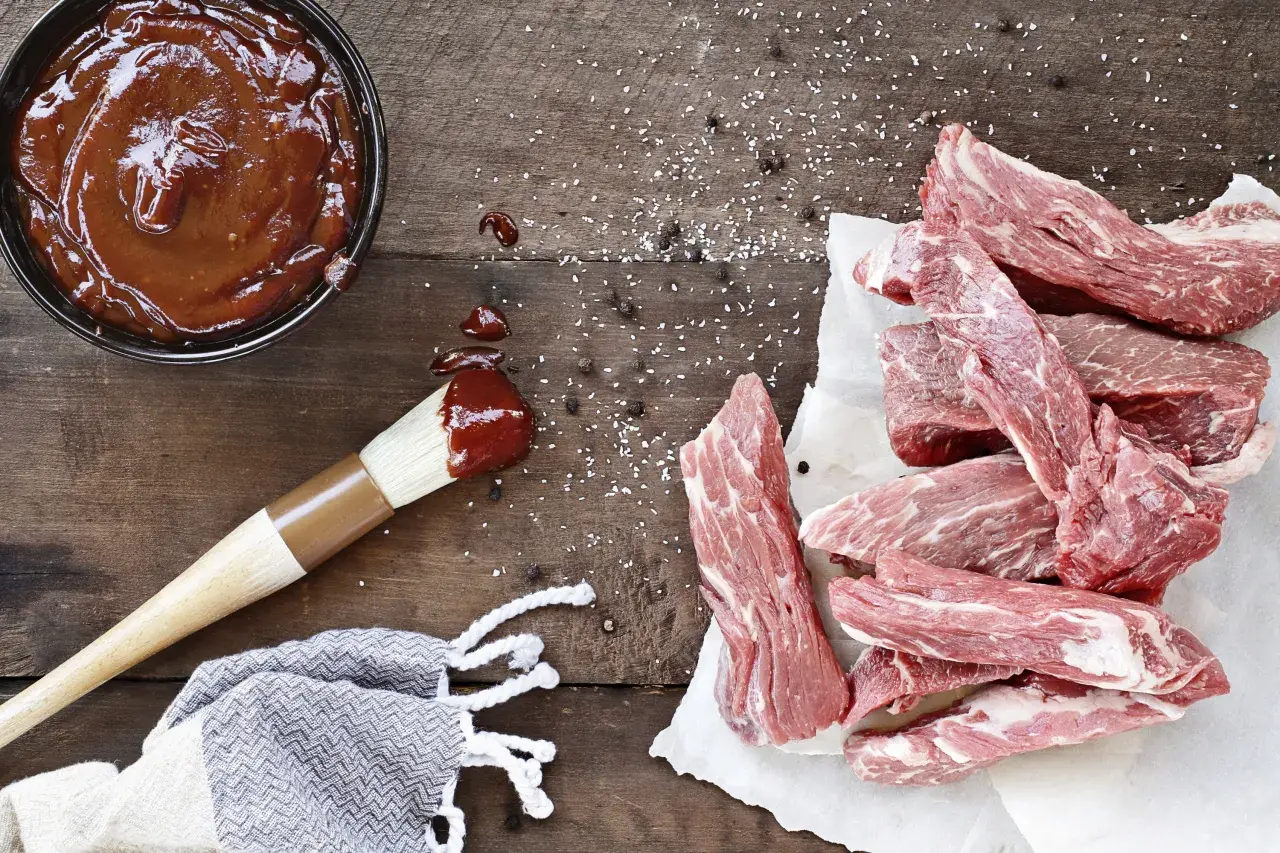 Domowy sos BBQ lepszy niż sklepowy: poznaj przepis krok po kroku