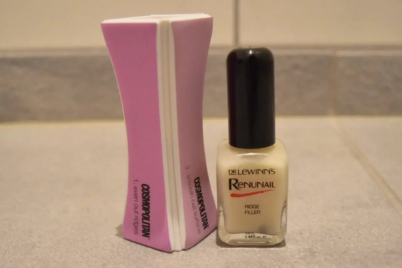 Nagelvårdsset med fil och ridge filler. Den rosa filen jämnar ut och slätar ut naglarna, medan flaskan med "Renunail Ridge Filler" är bäst i test för att ge en jämn yta.