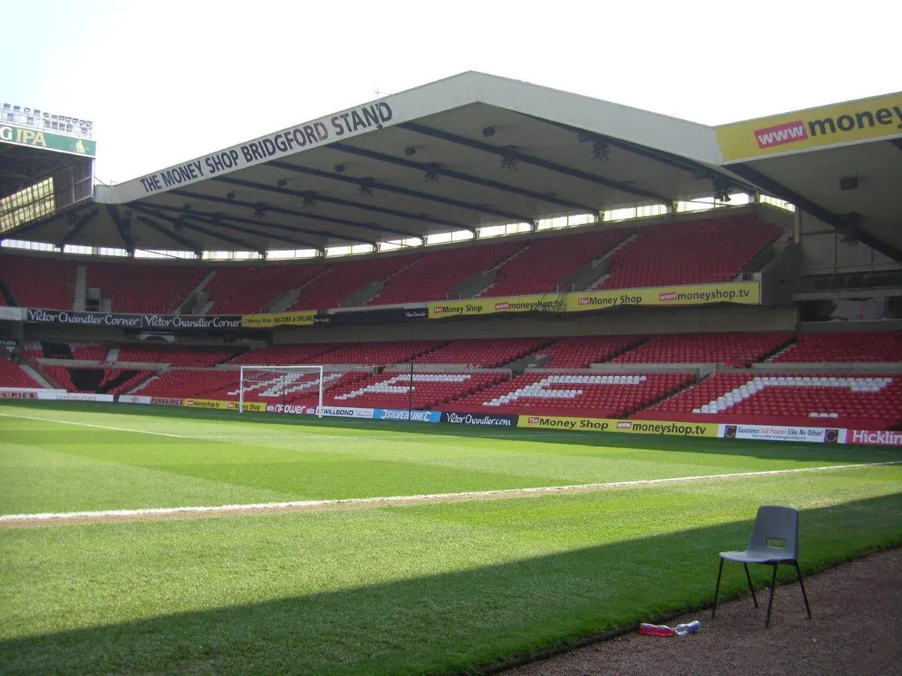 Puste trybuny stadionu Nottingham Forest, z widocznym napisem "The Money Shop Bridgford Stand".
