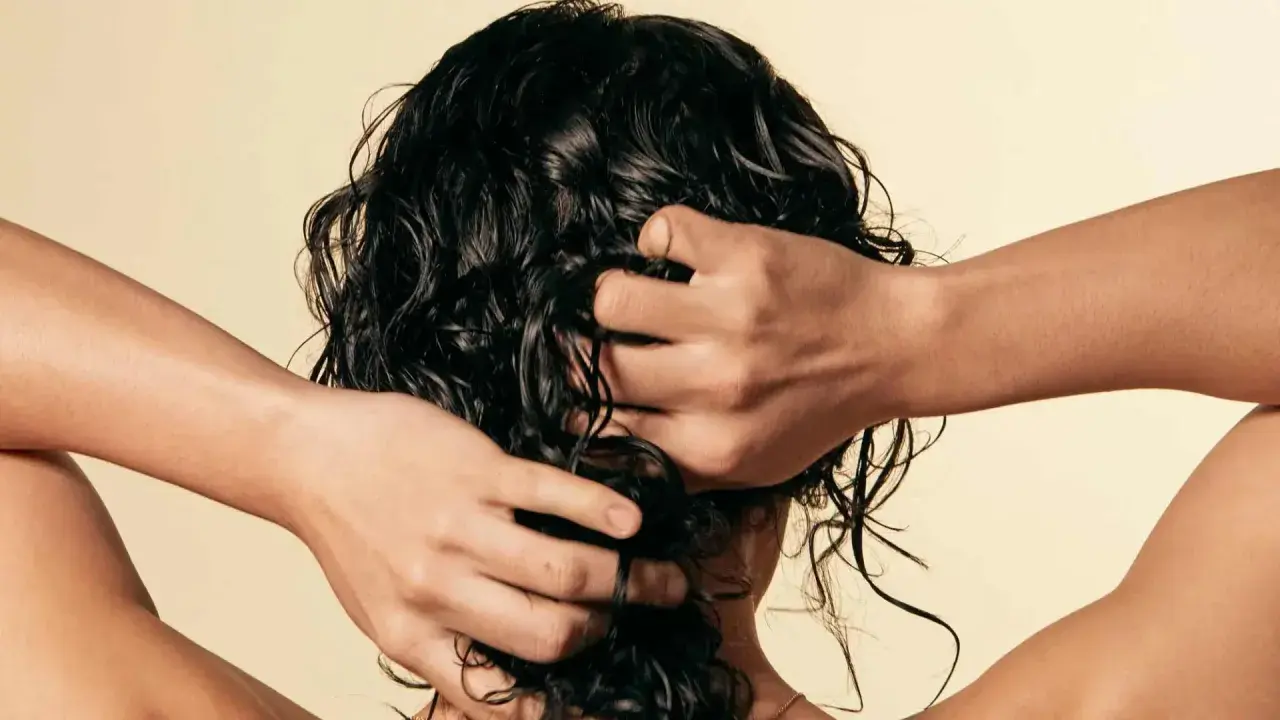 Mujer con cabello encrespado a la izquierda y liso a la derecha, con texto "6 trucos infalibles para eliminar el frizz".