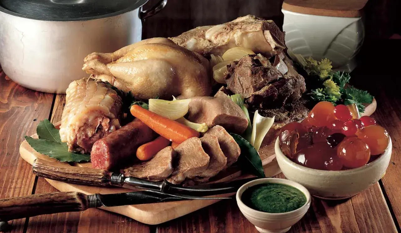 Un ricco bollito con mostarda, composto da pollo, lingua, salumi e verdure, pronto per essere gustato.