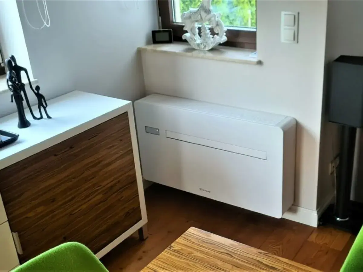 Nowoczesny klimatyzator bez jednostki zewnętrznej, dyskretnie wkomponowany w eleganckie wnętrze.