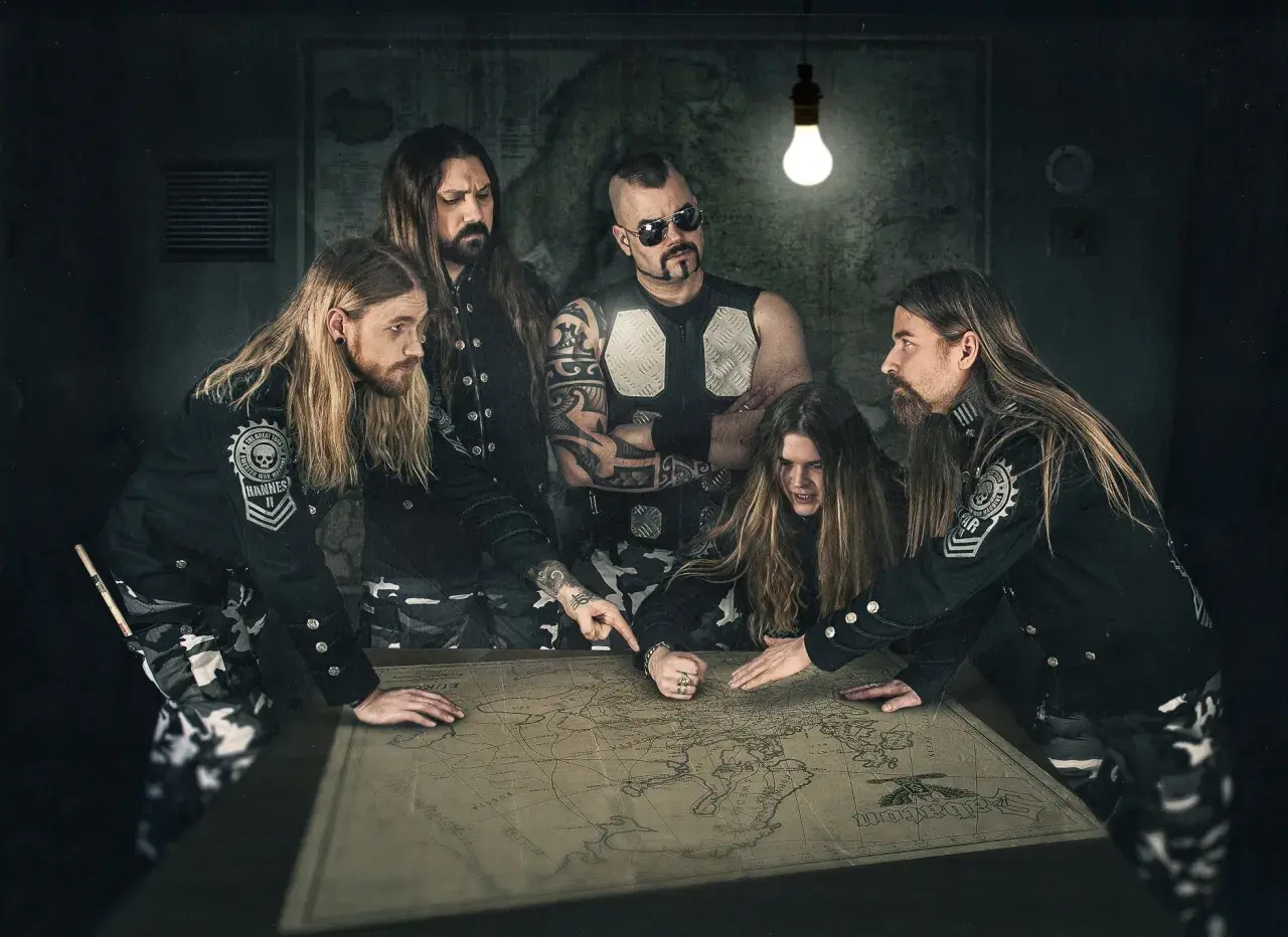 Zespół Sabaton, niczym skrzydlaci husarze, planuje strategię na mapie.