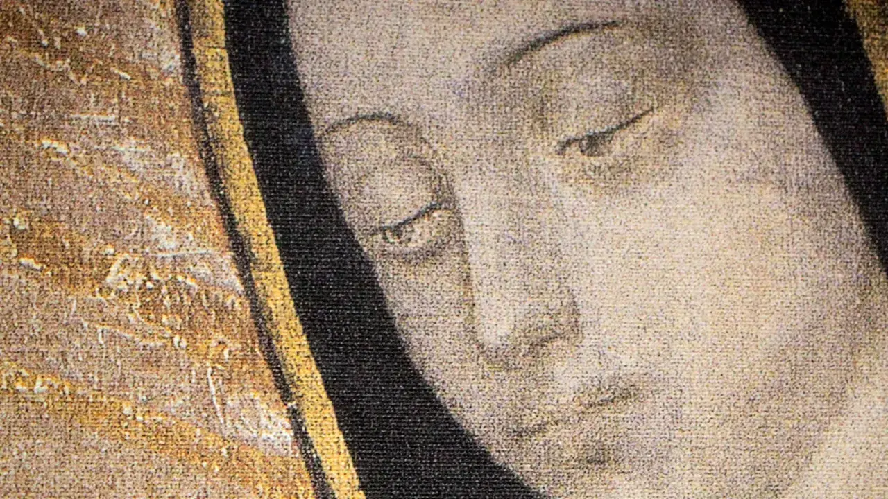 Twarz Matki Boskiej z Guadalupe, namalowana z pietyzmem, emanuje spokojem i łaską.