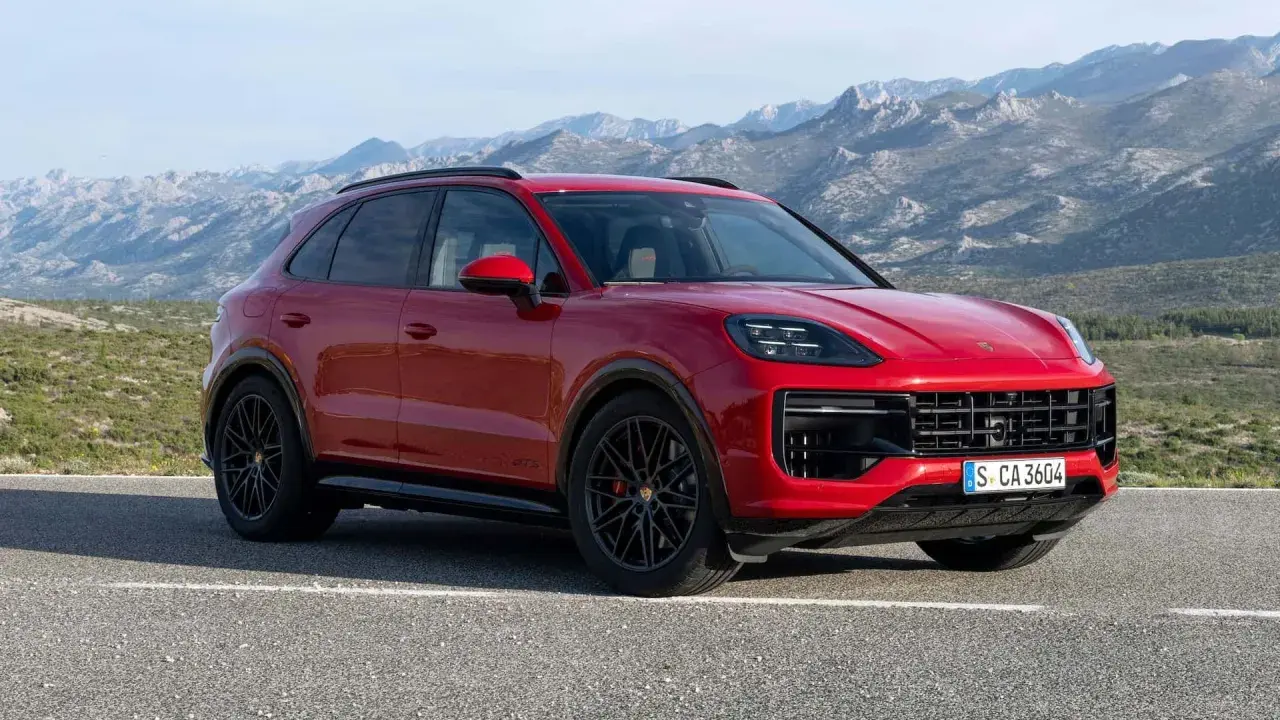 Czerwony Porsche Cayenne GTS na tle górskiego krajobrazu.