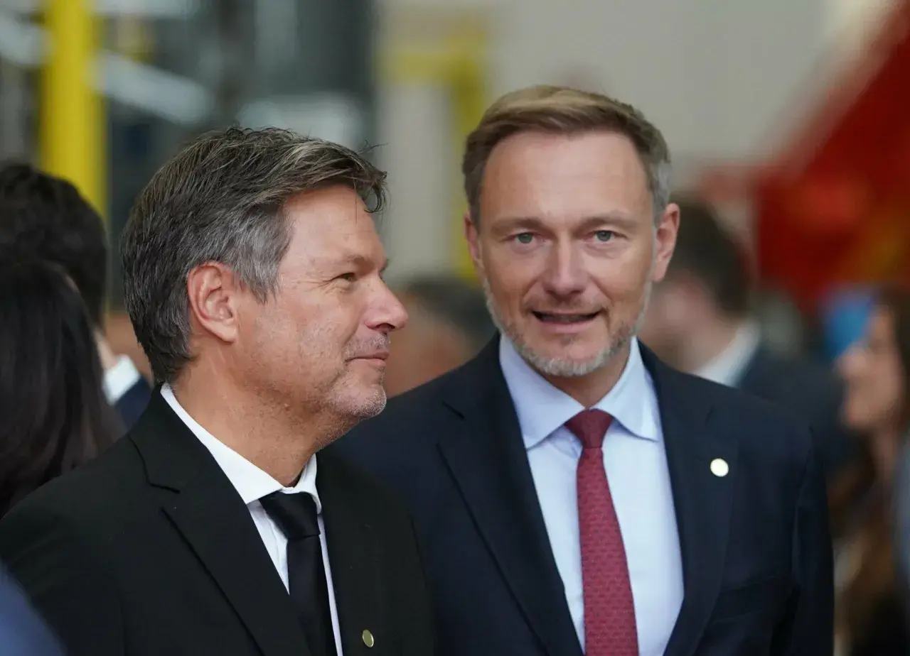Zwei Männer in Anzügen, die über die Zukunft sprechen. Es ist das Jahr der Entscheidung.