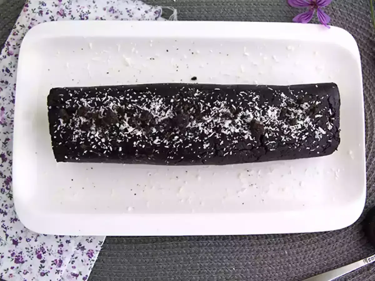 Mörk chokladrulle med kokosflingor, en läcker oreo sushi-inspirerad dessert.
