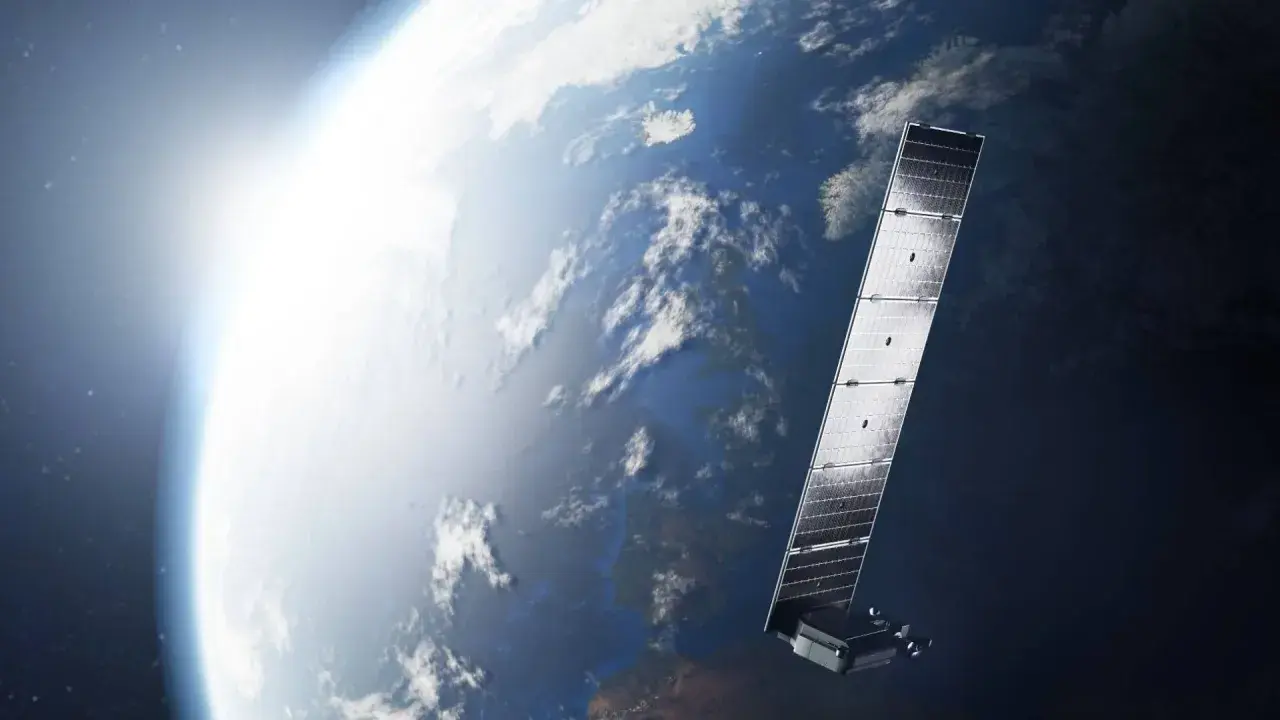 Satelity Starlink na tle Ziemi, z widocznym jasnym blaskiem Słońca.