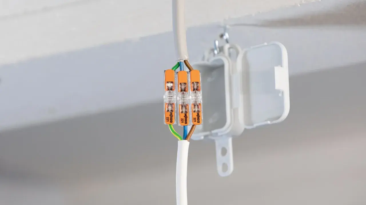 Złączki Wago 221 jak stosować: szybkie i bezpieczne połączenie przewodów elektrycznych w puszce.