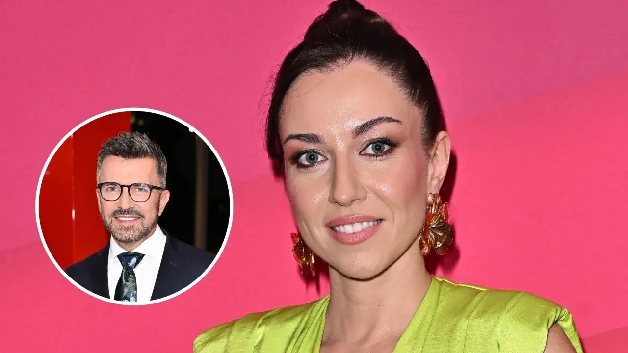 Dominika Komarnicka wiek i jej uśmiech na tle różu. Obok niej w okręgu widać mężczyznę w okularach.