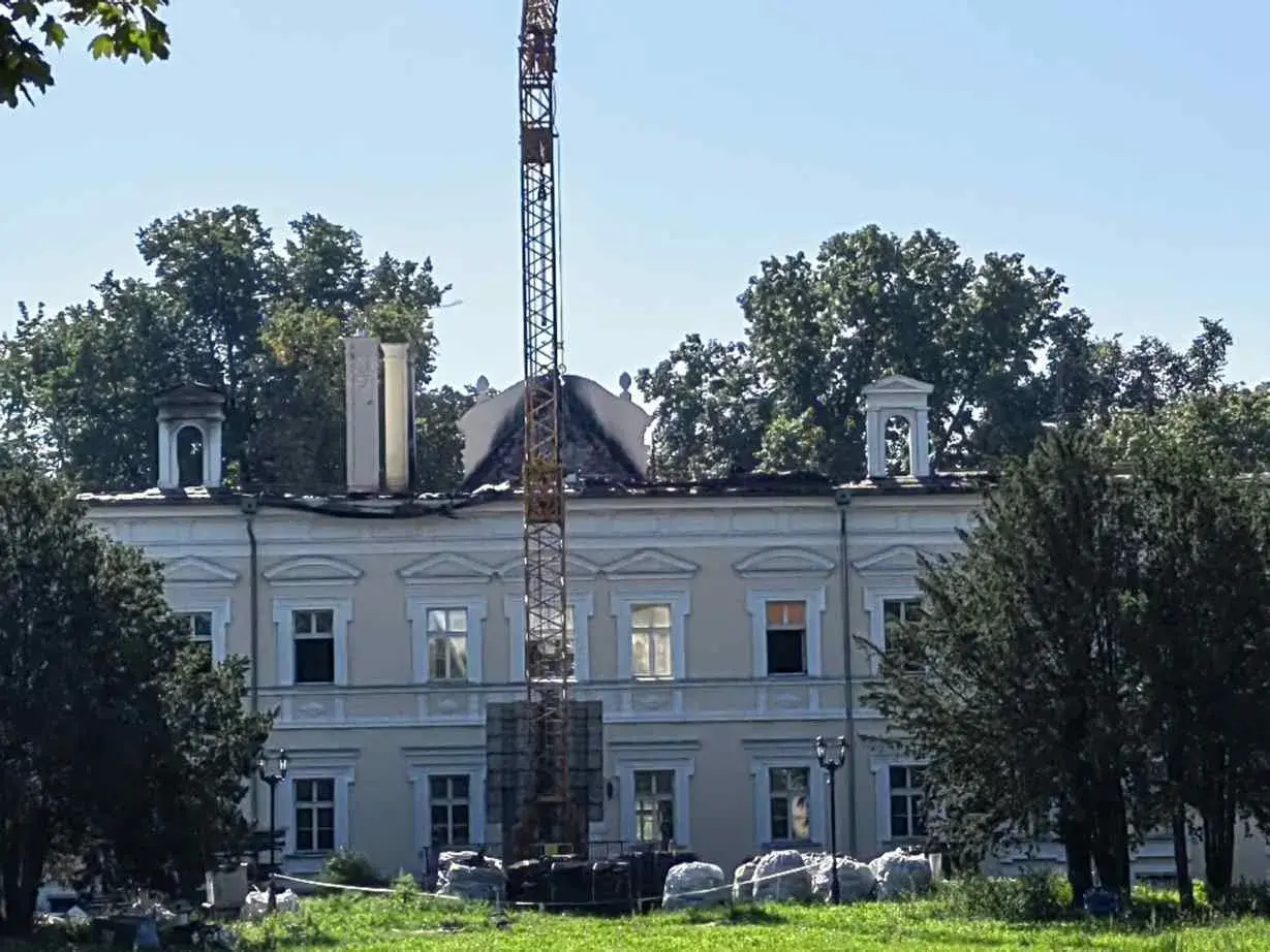 Pałac w Konarzewie sprzedany. Trwa remont, widać żuraw budowlany i materiały na trawniku.