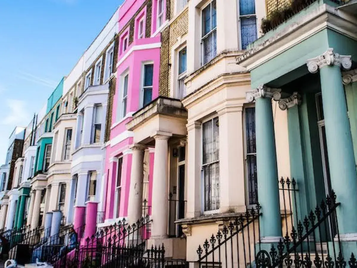 Bunte Häuserfronten in London, ein toller Tipp für Ihre Reise.