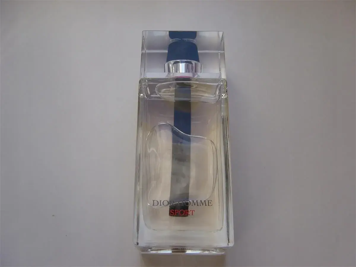 Elegancka butelka Dior Homme Sport, idealna dla aktywnego mężczyzny.