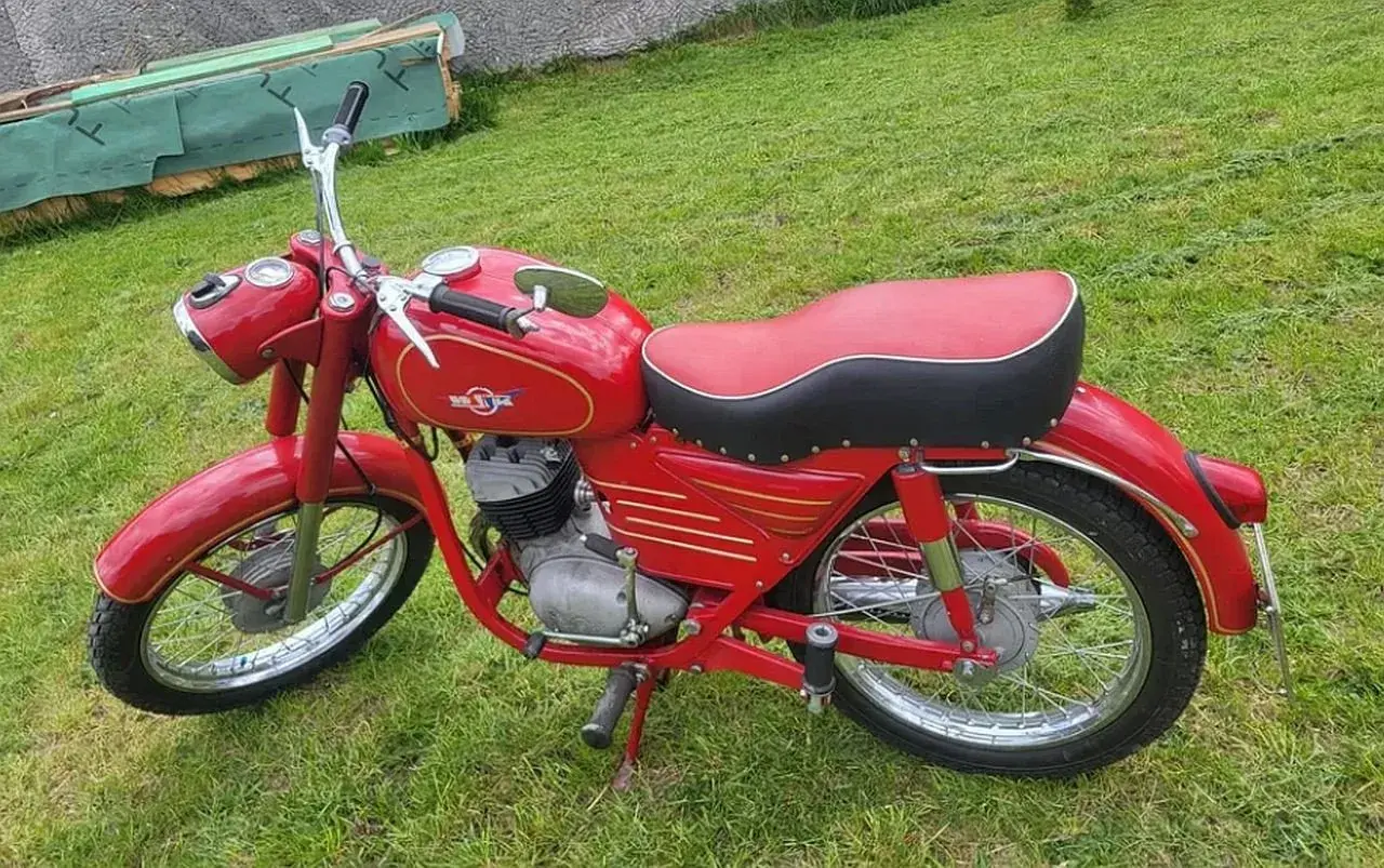 Czerwony motocykl WSK 125, klasyk z PRL-u. Idealny stan, świetna okazja, sprawdzamy wsk 125 cena.