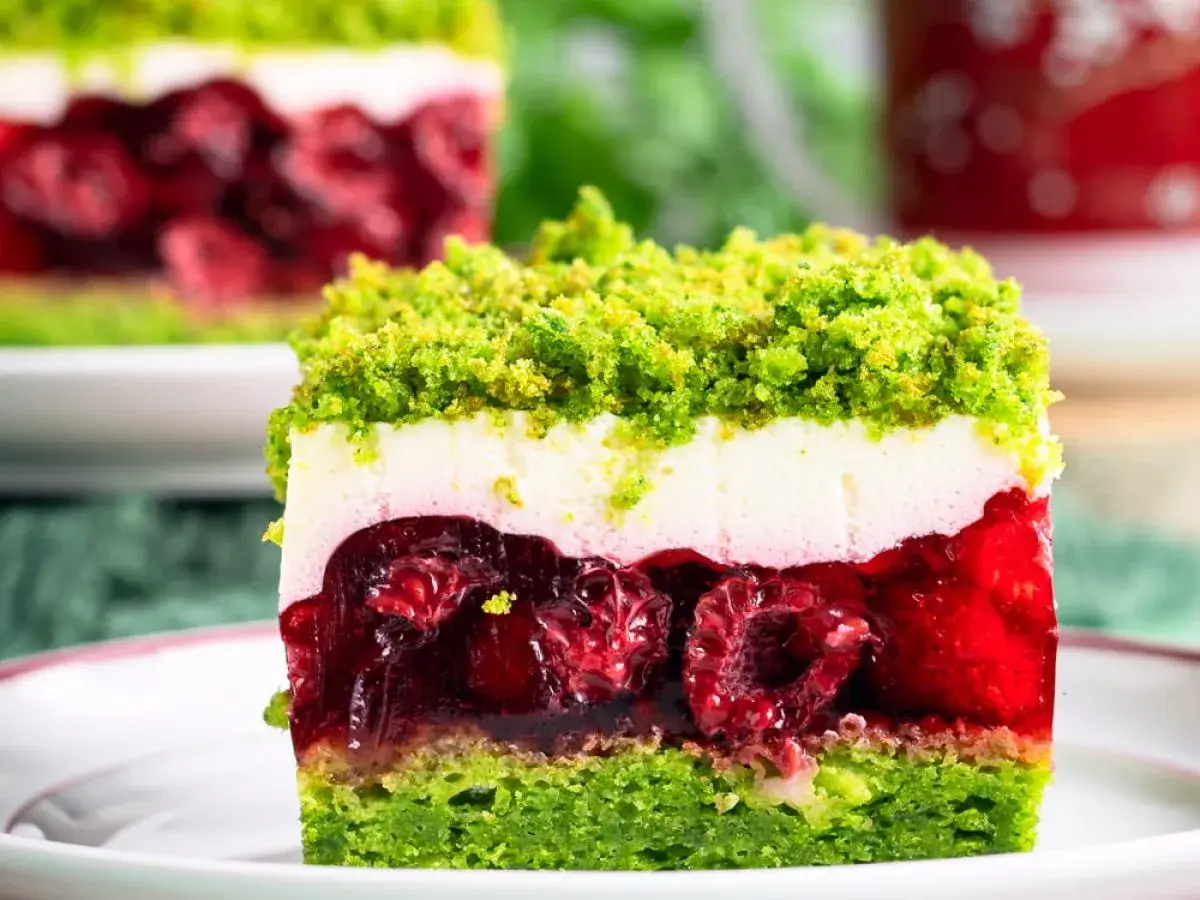 Ciasto leśny mech na dużą blachę z serkiem mascarpone, z warstwą galaretki z malinami i zielonym biszkoptem.