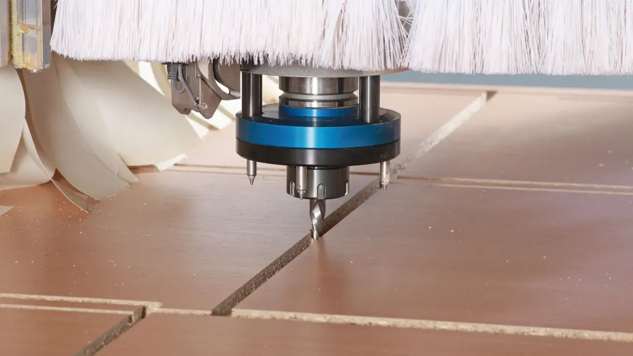 Głowica frezująca CNC precyzyjnie wycina linie na płycie, optymalizując materiał dzięki technice cnc nesting.
