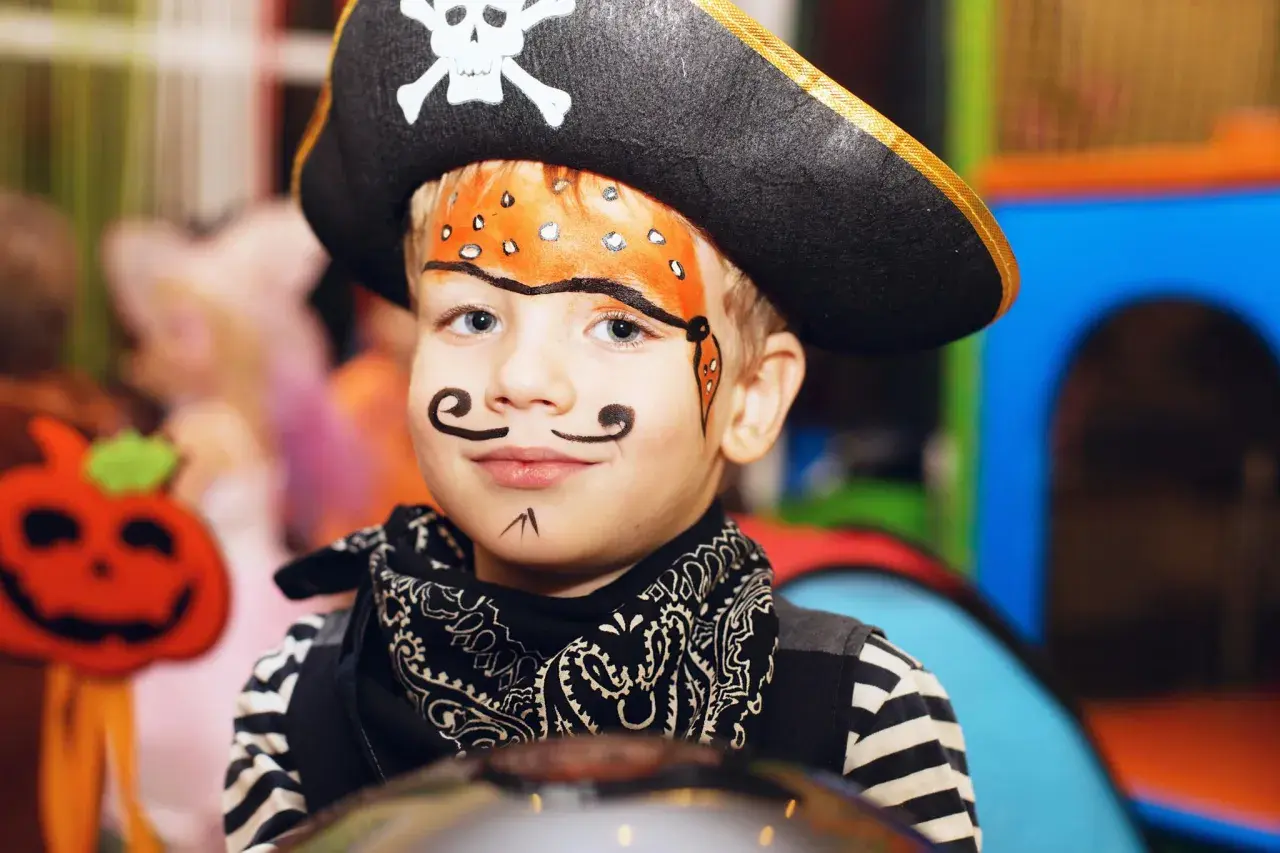 Kleiner Seeräuber mit Piratenhut und einem tollen **Piratenbart schminken**-Gesicht.