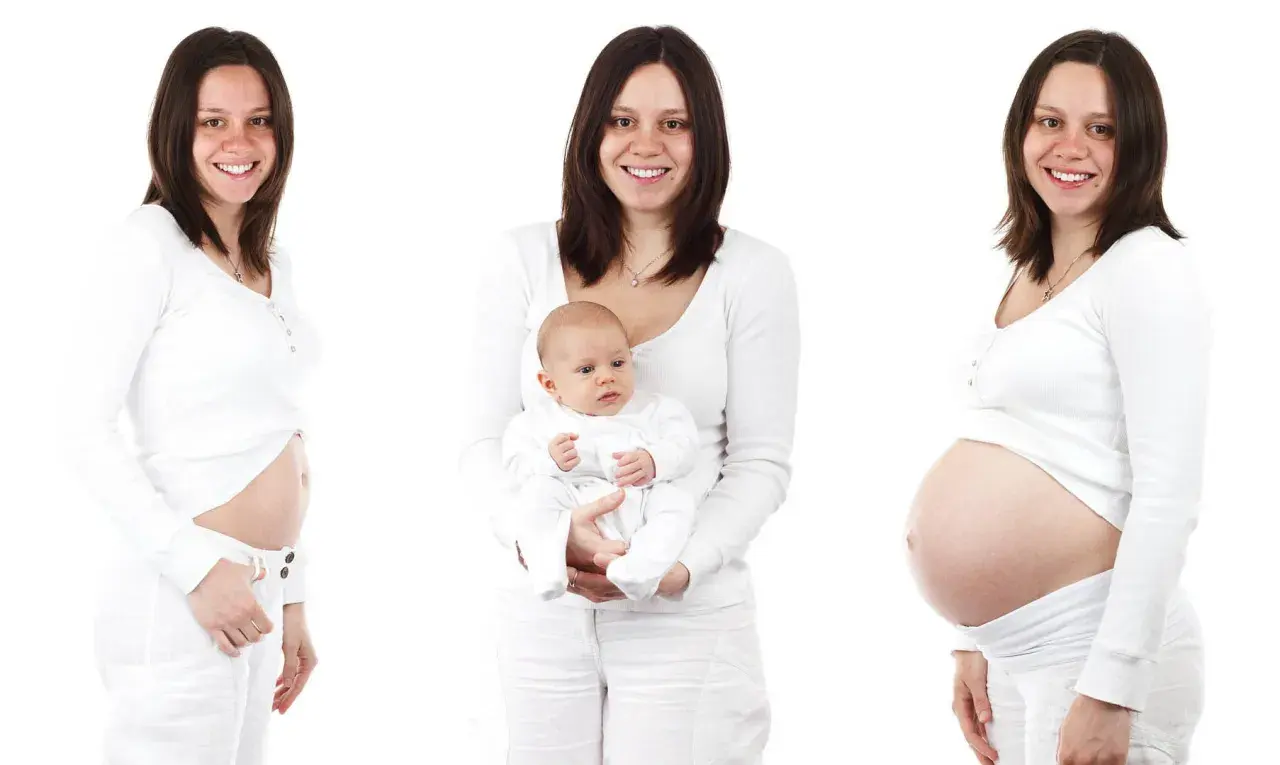 En kvinna visar sin mage under graviditeten, från tidigt trimester gravid till sent, och sedan med sin nyfödda bebis.