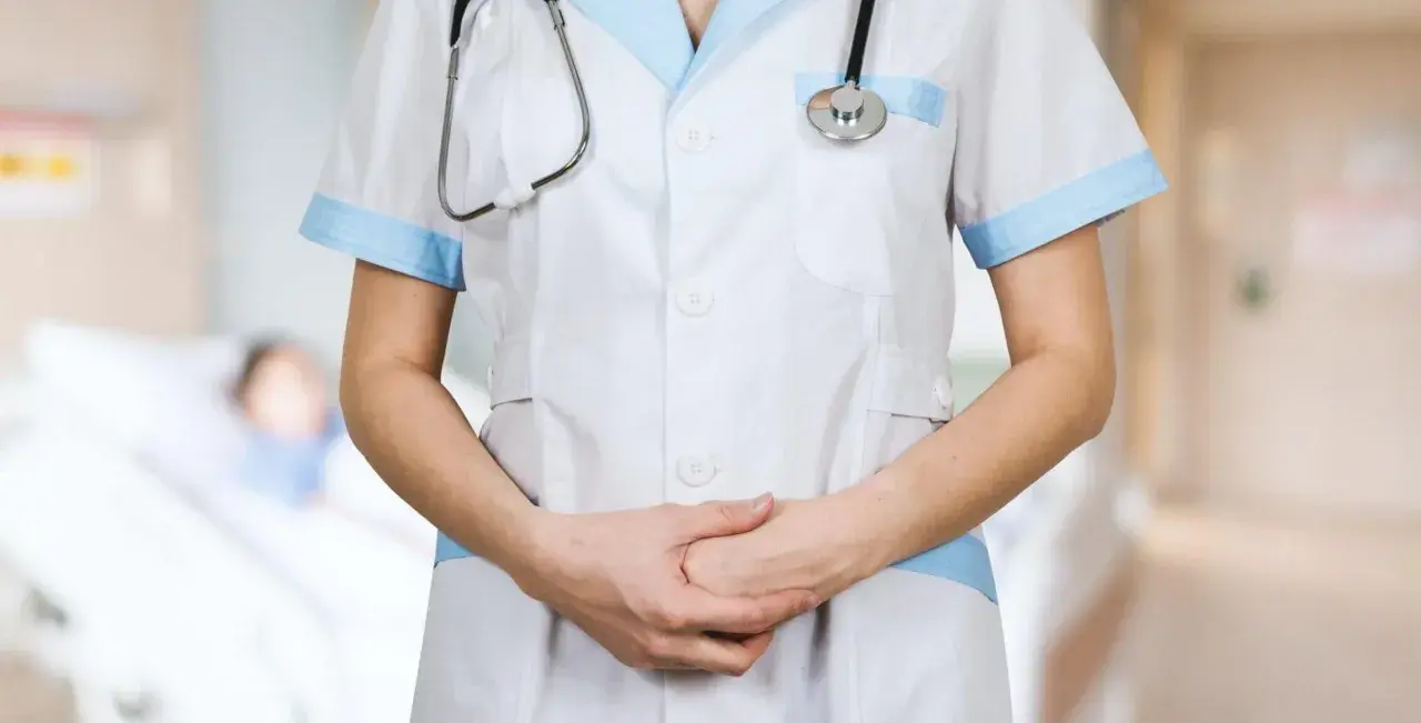 Een verpleegkundige met stethoscoop, klaar om zorg te verlenen. De sfeer doet denken aan het Florence Nightingale syndroom, waar empathie en toewijding centraal staan.