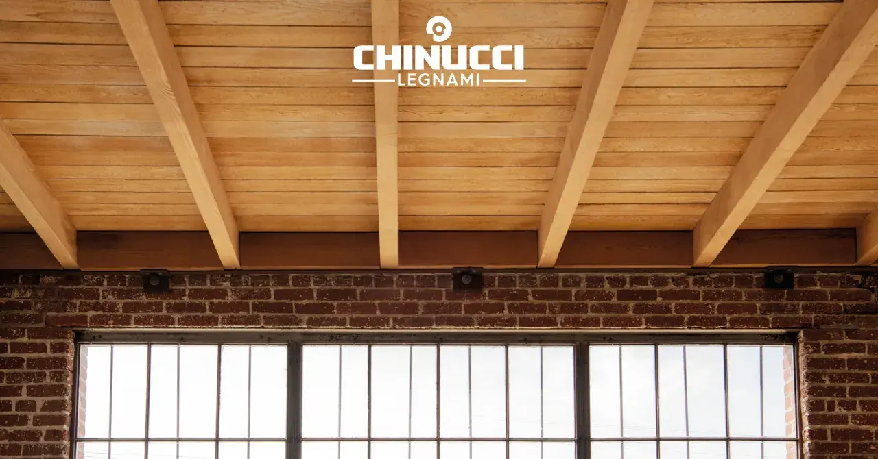 Controsoffitto in legno fai da te con travi a vista e perlinato chiaro. Un tocco rustico e moderno.