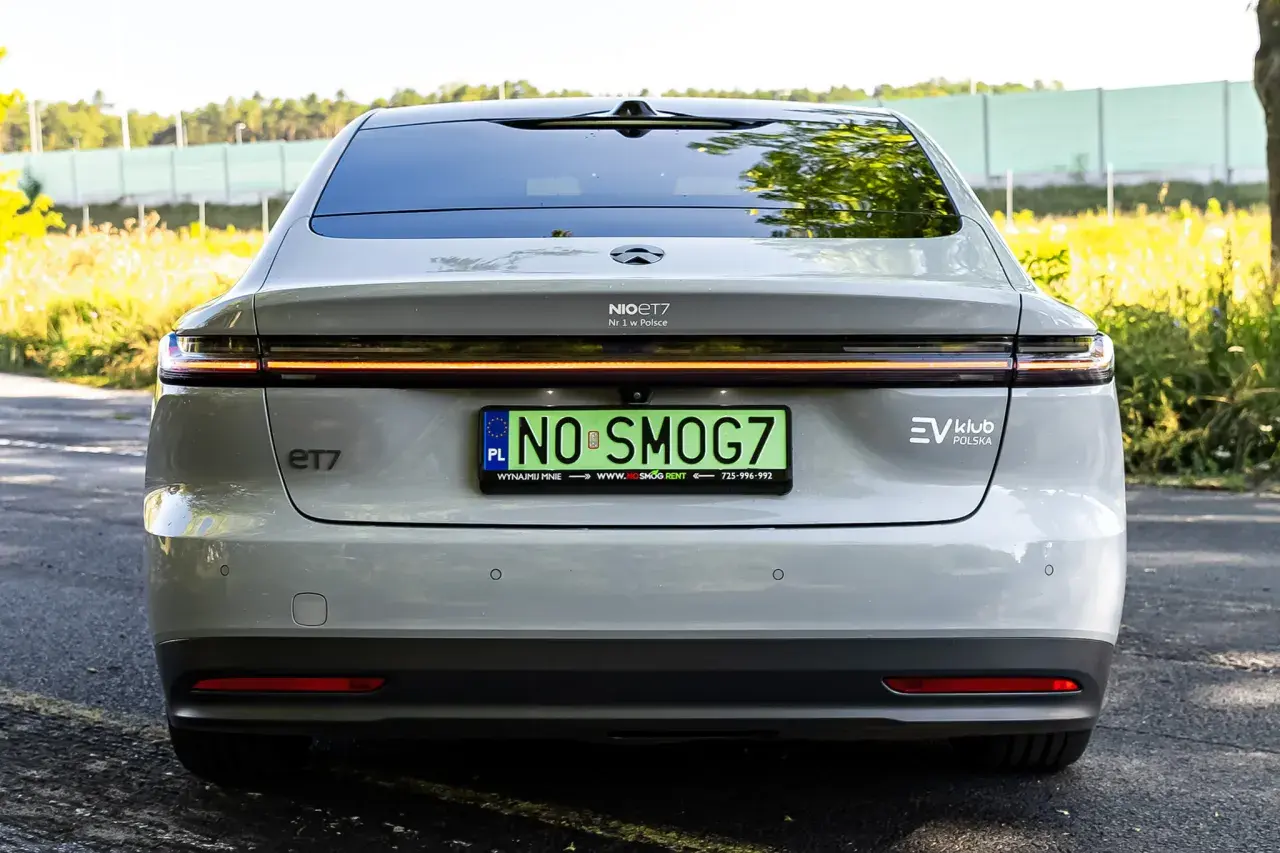 Tył eleganckiego NIO ET7 z tablicą "NO SMOG7" i napisem "Nr 1 w Polsce".