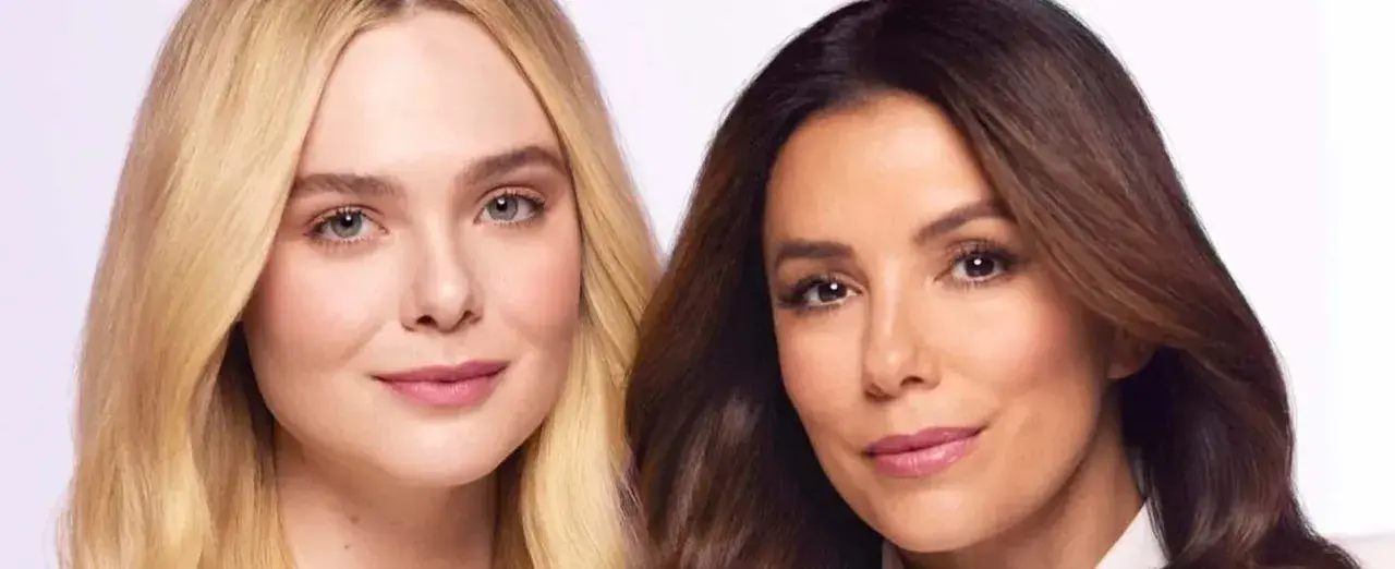 Dos mujeres, una rubia y otra morena, sonriendo. Un ejemplo visual para saber mi tono de piel y elegir el maquillaje perfecto.