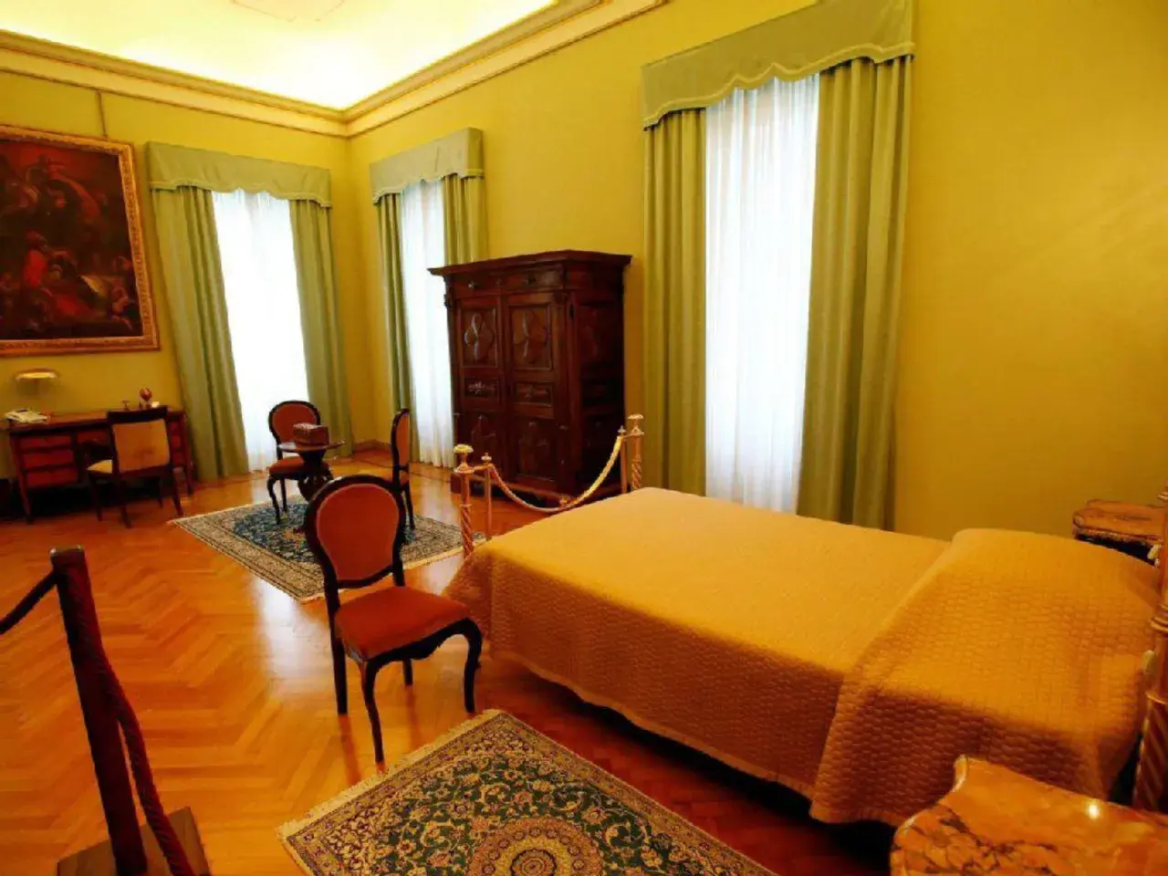 Ein Schlafzimmer, das einst die papst wohnung war, mit einem Bett, einem Schrank und einem Schreibtisch.