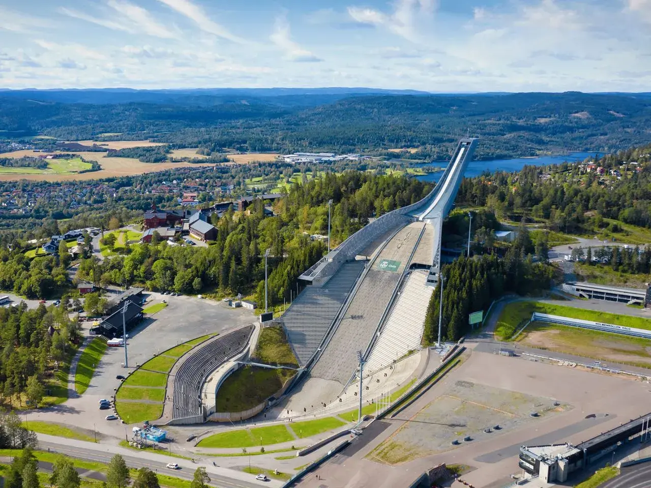 Holmenkollen Skischanze, ein Wahrzeichen von Oslo, ragt majestätisch empor. Ein Muss für jeden Besucher, der die Oslo Highlights erleben möchte.