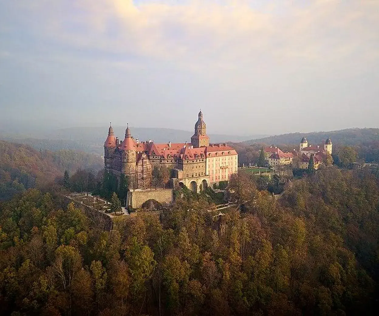 Gdzie zjeść w pobliżu Zamku Książ? Sprawdź najlepsze miejsca
