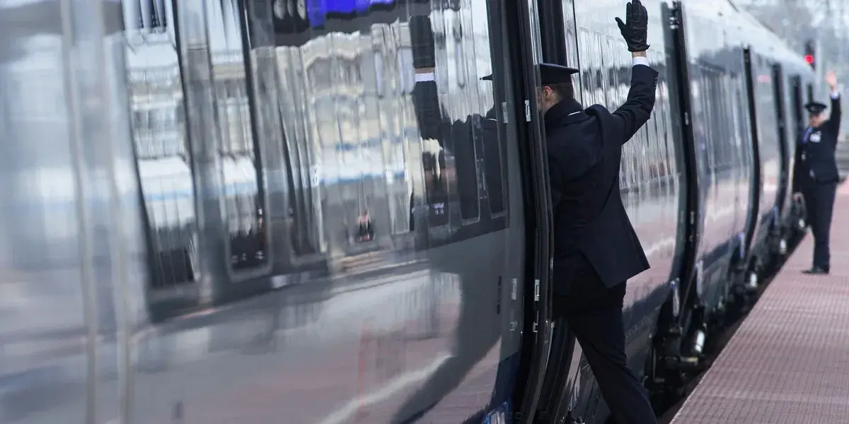 Pociąg odjechał? Zwrot biletu kolejowego: zasady i 100% zwrotu