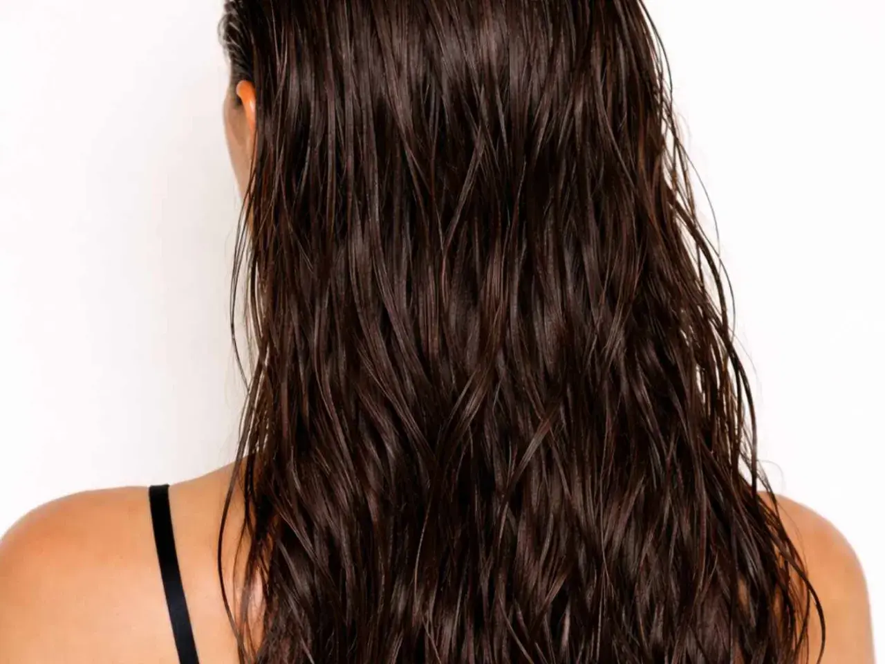 Mörkt, glansigt hår med en perfekt wetlook-effekt.