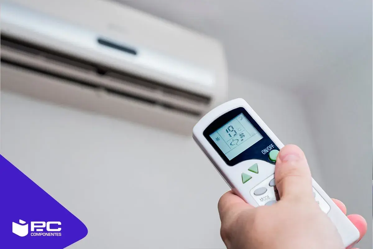 Mando a distancia ajustando el aire acondicionado a 19°C para disfrutar del frío.